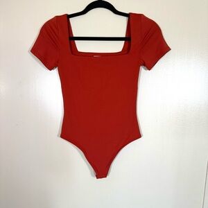 Aritzia Babaton Contour Squareneck Short Sleeve Bodysuit Burnt Orange size Small